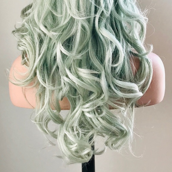 “Put On & Go” Ombre Pale Green 22” Premium Fiber Wig - Curling/Flat Iron Safe - Picture 8 of 8